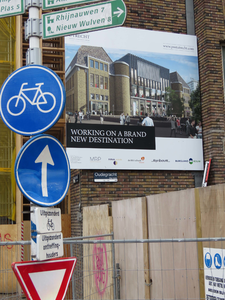 838864 Afbeelding van het bouwbord met informatie over de bouw van winkels aan de achterzijde van het voormalige ...